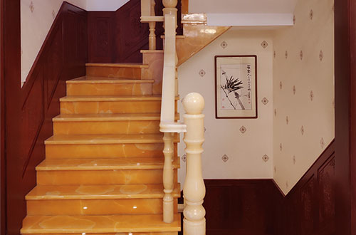 子洲中式别墅室内汉白玉石楼梯的定制安装装饰效果